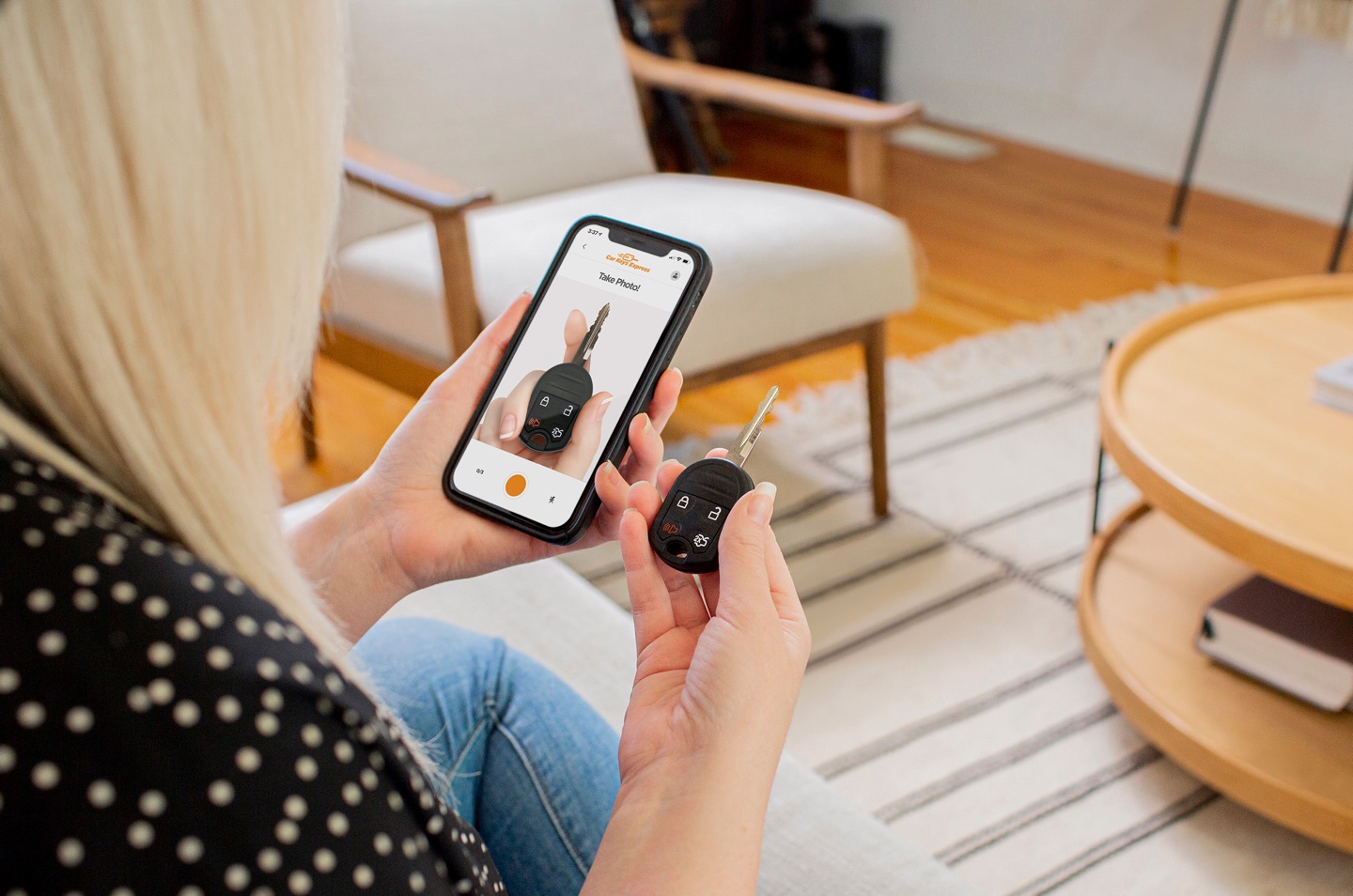 Customer photographing her car key with the SnapKey app