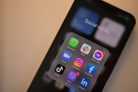 social media apps on phone - Unsplash.com