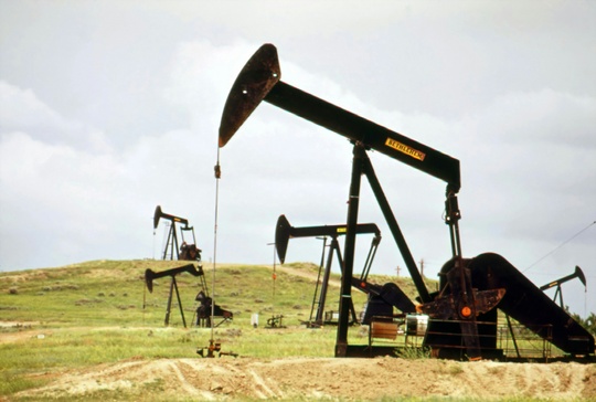Oil derricks - unsplash.com 