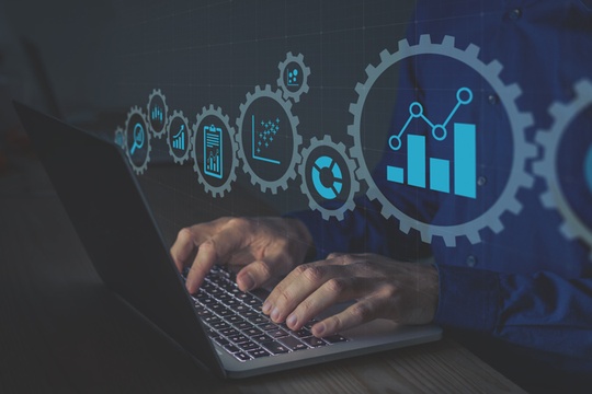 Analytics over laptop Compute - 123RF 