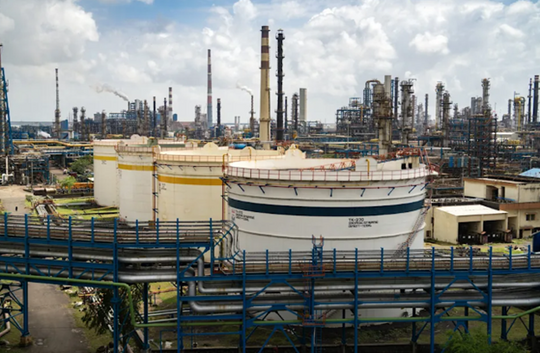 Storage tanks at an oil refinery in Mumbai. Photographer: Abeer Khan/Bloomberg