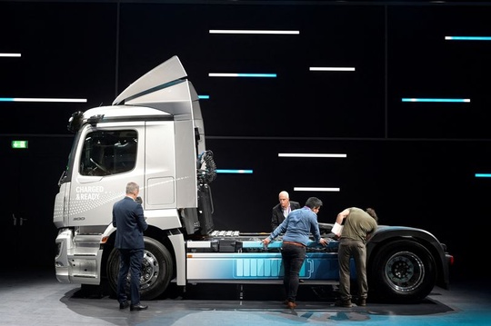 Daimler Truck, Traton Shares Fall On Tariffs - Yahoo