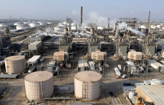 Oil refinery - unsplash.com