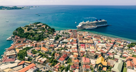Grenada coast, cruise ship - unsplash.com