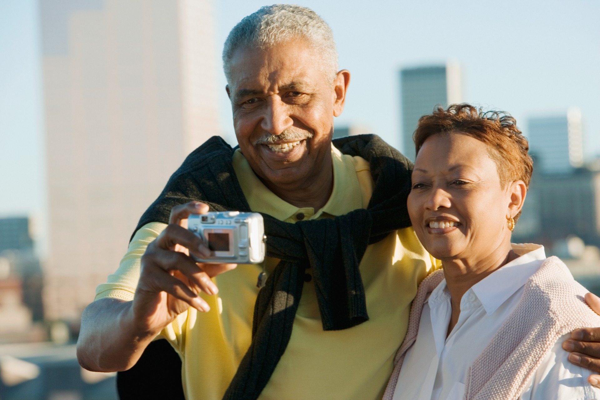 senior-couple-taking-picture