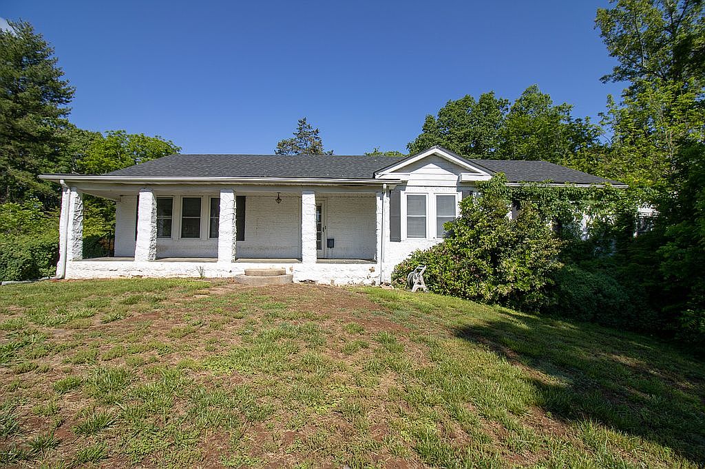 1566 Trenthill Dr, Bassett, VA 24055 — photo 2