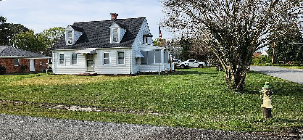 100 Claybrook Ave, Kilmarnock, VA 22482 — photo 2