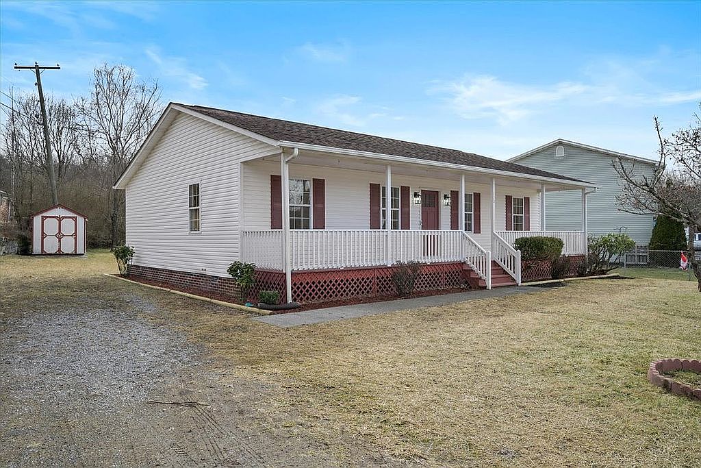 130 Veterans Dr, Richlands, VA 24641 — photo 1