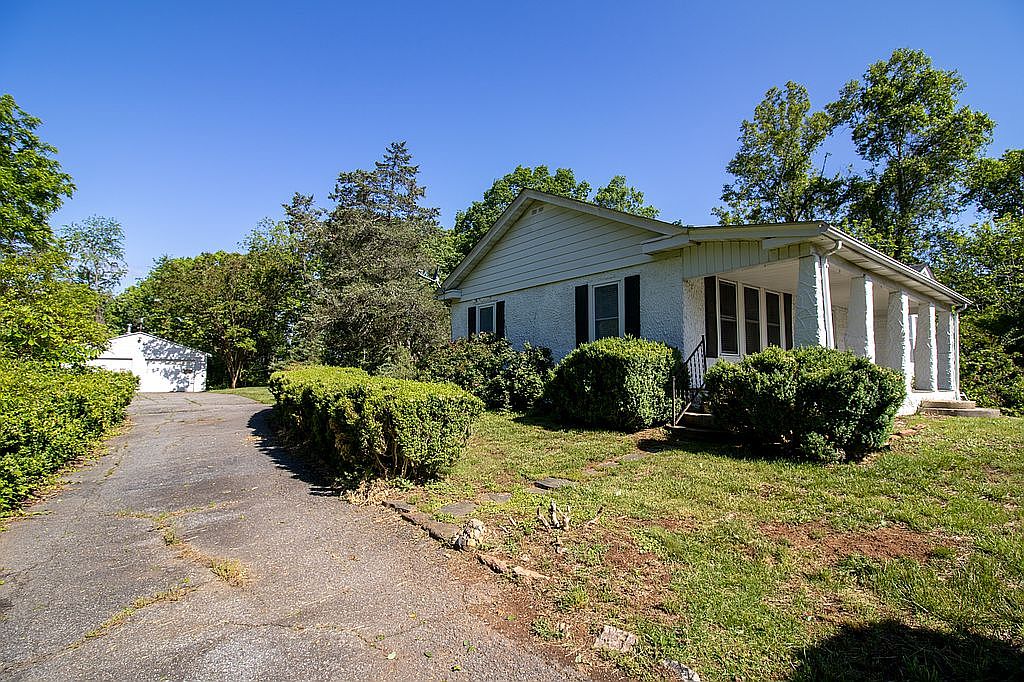 1566 Trenthill Dr, Bassett, VA 24055 — photo 3