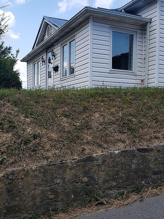 325 Virginia Ave, Richlands, VA 24641 — photo 1