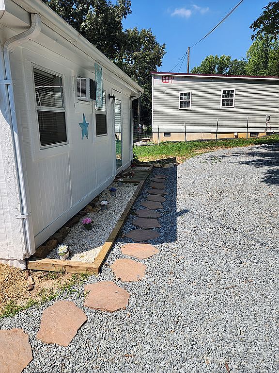 806 Lakeview Dr, Penhook, VA 24137 — photo 6