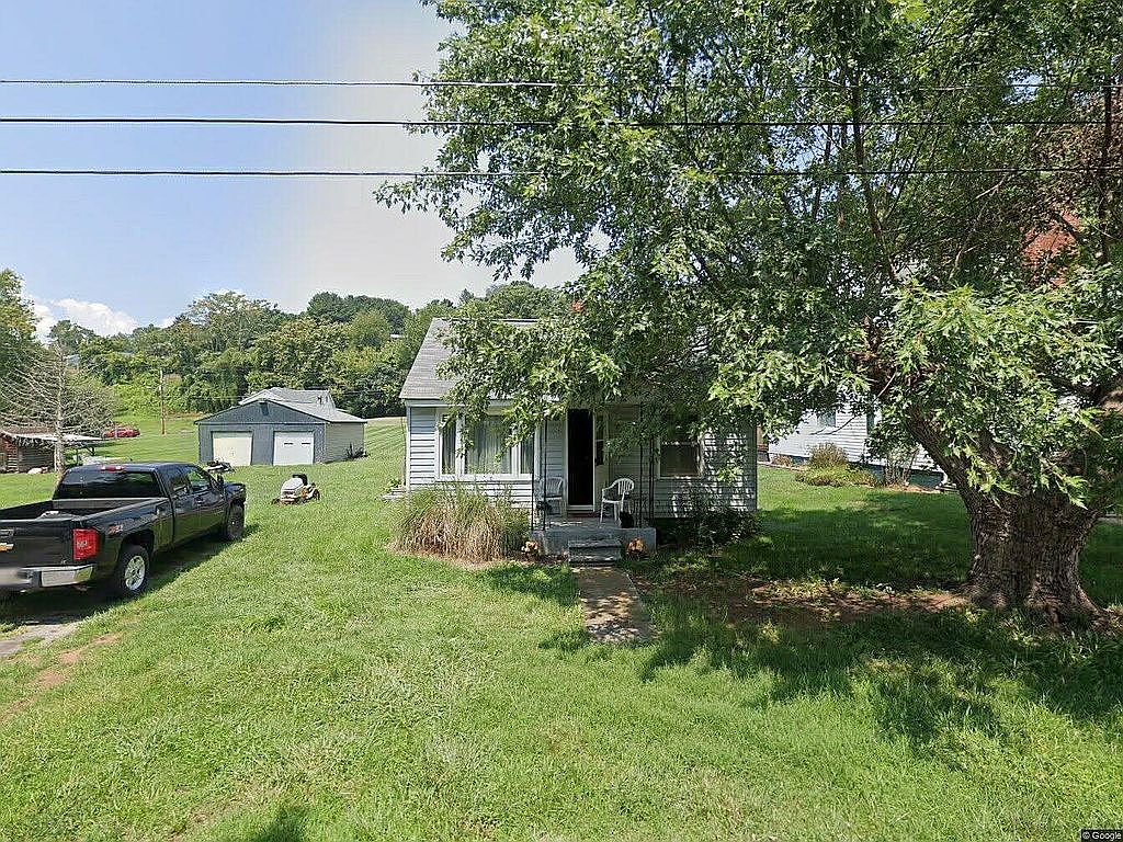 212 Wilson St, Pembroke, VA 24136 — photo 2