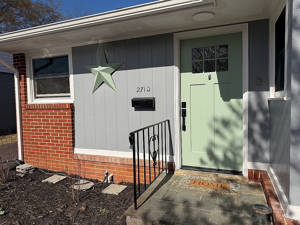 2710 Deerfield Rd Sw, Roanoke, VA 24015 — photo 1