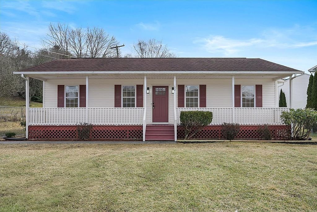 130 Veterans Dr, Richlands, VA 24641 — photo 2