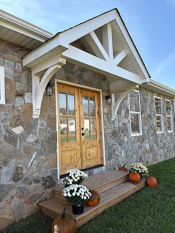 403 Rome Dr, Hillsville, VA 24343 — photo 2
