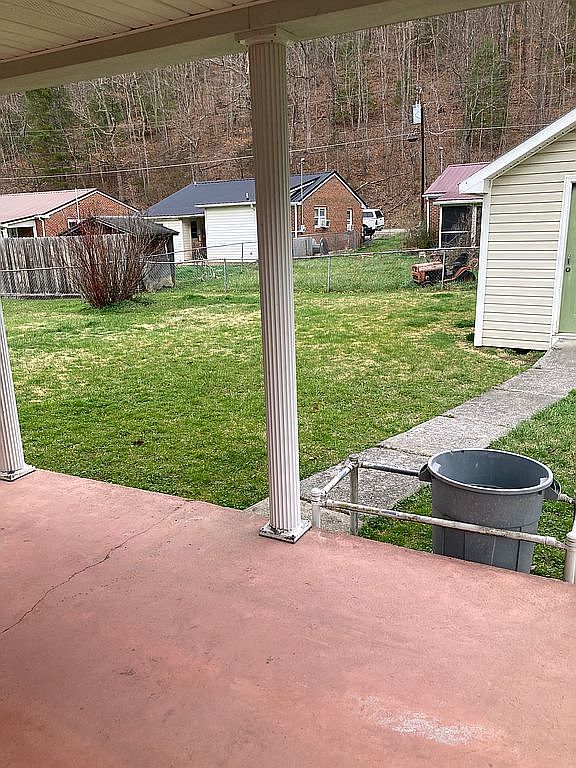 312 Brown Bottom Ln, Cedar Bluff, VA 24609 — photo 4