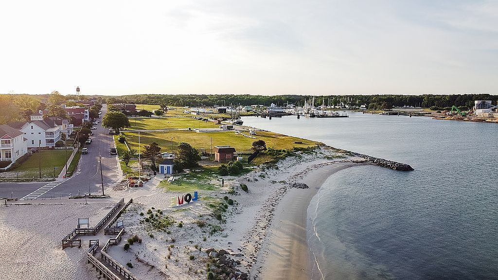 543/545 Monroe Ave, Cape Charles, VA 23310 — photo 1
