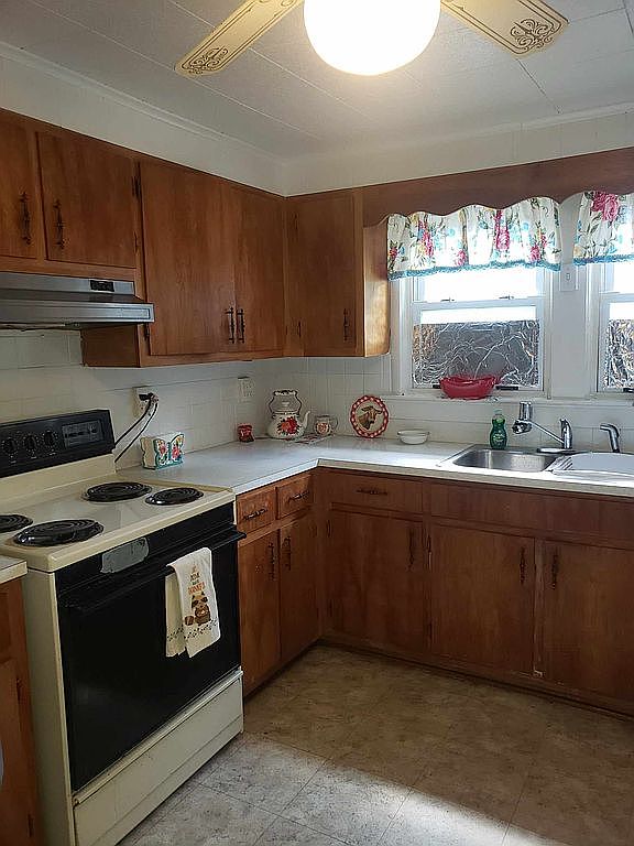 325 Virginia Ave, Richlands, VA 24641 — photo 5