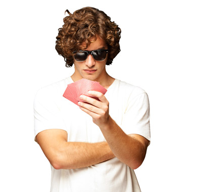 Jogador com óculos e cartas na mão