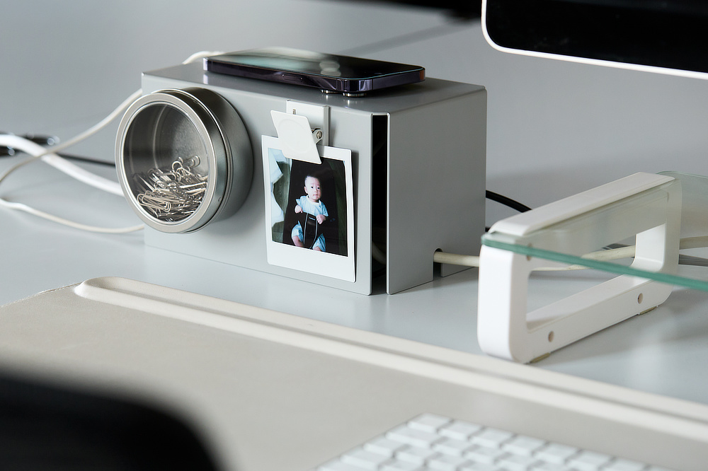 「ケーブルボックス」の上に充電中のスマホやイヤホンを置いたり、マグネットを活用して、写真を飾ったり、小物を収納したり。ディスプレイ台としてコーディネートを楽しめます。｜おしゃれなアパレルショップの什器を手掛ける日本コパック株式会社によるお洒落なスチール家具『KIT（キット）』