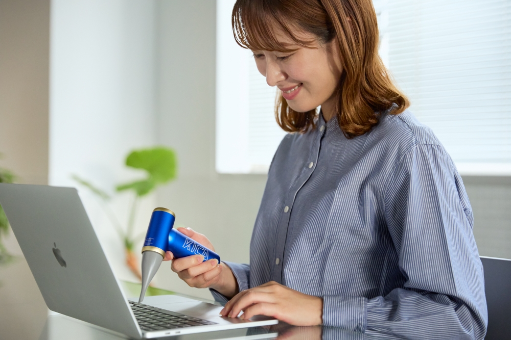 テラスや玄関先の落ち葉掃除に。パソコン、キーボードのホコリ飛ばしに。バランスボールを膨らましたり。窓のサッシや掃除機が入りにくい場所の掃除に｜空気入れ、火起こし、扇風機、掃き掃除ができる充電式エアブローガン『KiCA Jet Fan 2（キカ ジェット ファン ツー）』