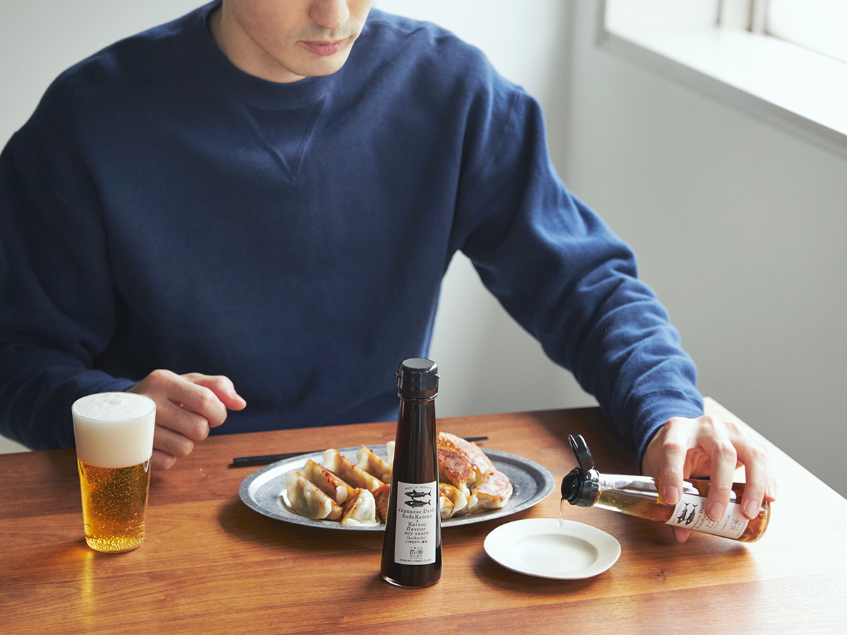 だし醤油、だし酢、ごま油、炒りゴマを混ぜたら、「旨味ドレッシング」が完成！うまみが凝縮！いつもの調味料が宗田節で輝きだす、つぎ足して使える「だし醤油＆だし酢（化粧箱入り）」｜SHIMANTO DOMEKI COMPANY