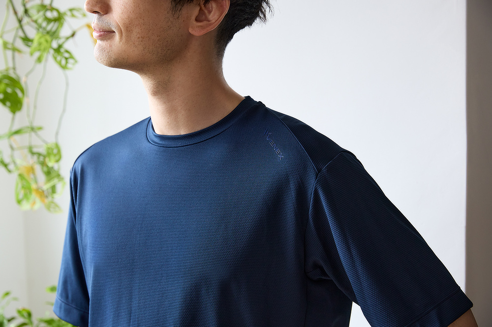 ロゴは同色でさりげなく、肩周りゆったりめの「ドロップショルダー」仕様。｜寝ている間に、疲れ・むくみ・コリを改善。一般医療機器『VENEX（ヴェネクス）』のリカバリーウエア