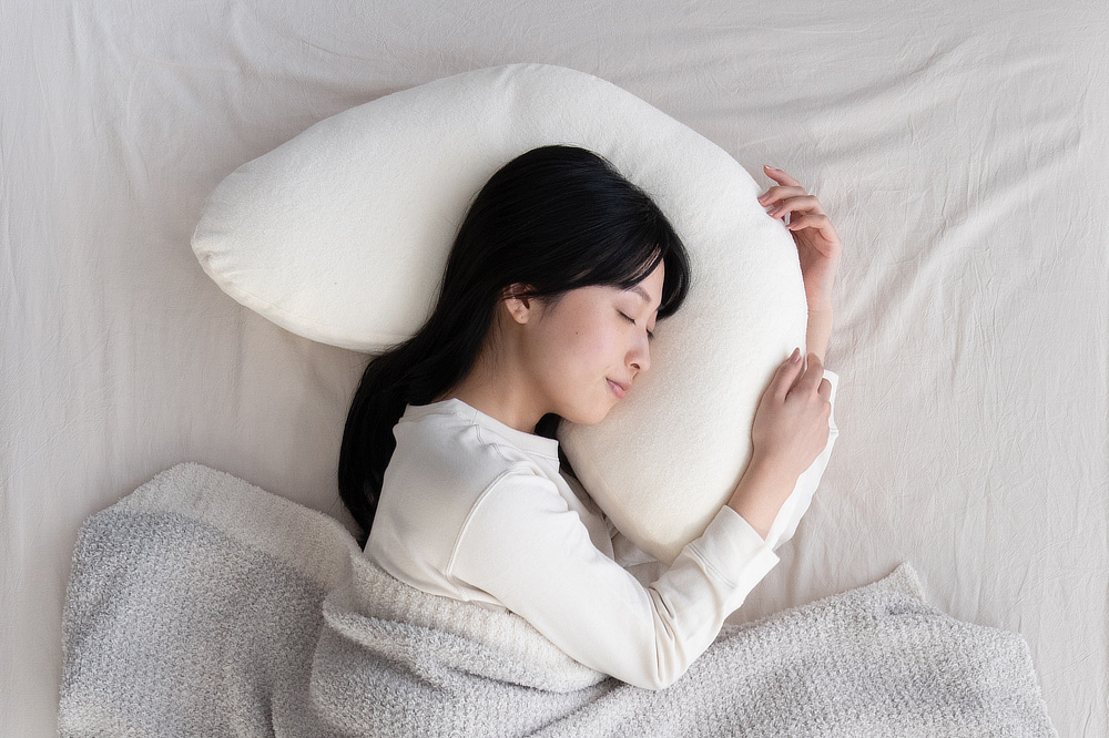 一晩中ベストポジションで眠れて、夜中に起きる回数も減り、目覚めのカラダもスッキリ。横向き寝 専用枕『YOKONEGU Premium(ヨコネグプレミアム)』(抱きまくら)