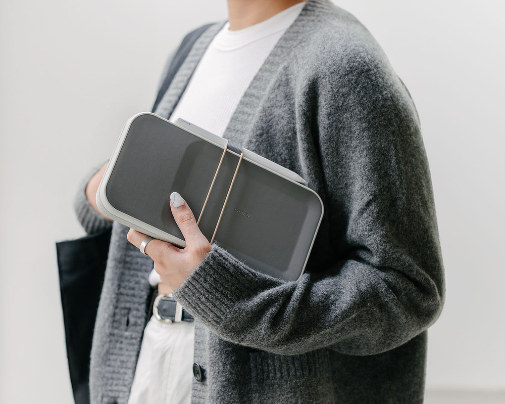 まるで、小さな「マイデスク」。ケースを開ければ、USBケーブルやマウス、タッチペン、イヤホンが、一目瞭然。仕事道具を好みの配置で収納、ワイヤレス充電台つきの「ガジェットケース」|Orbitkey Nest(オービットキー ネスト)