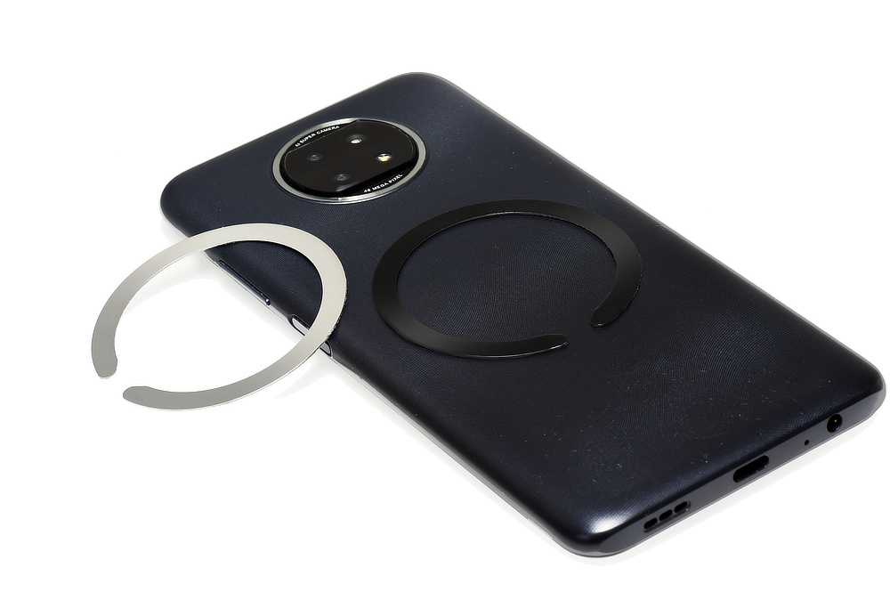 付属の「サポートプレート」を貼り付ければ、MagSafe非対応のワイヤレス充電対応機器(iPhone8以降や各種スマートフォン)でも使用可能に|iPhone・Apple Watch・AirPodsのワイヤレス充電がひとつに!強い磁力でカンタン設置できる、MagSafe対応スマホリング充電器|MaGdget(マジェット)のチャージリング