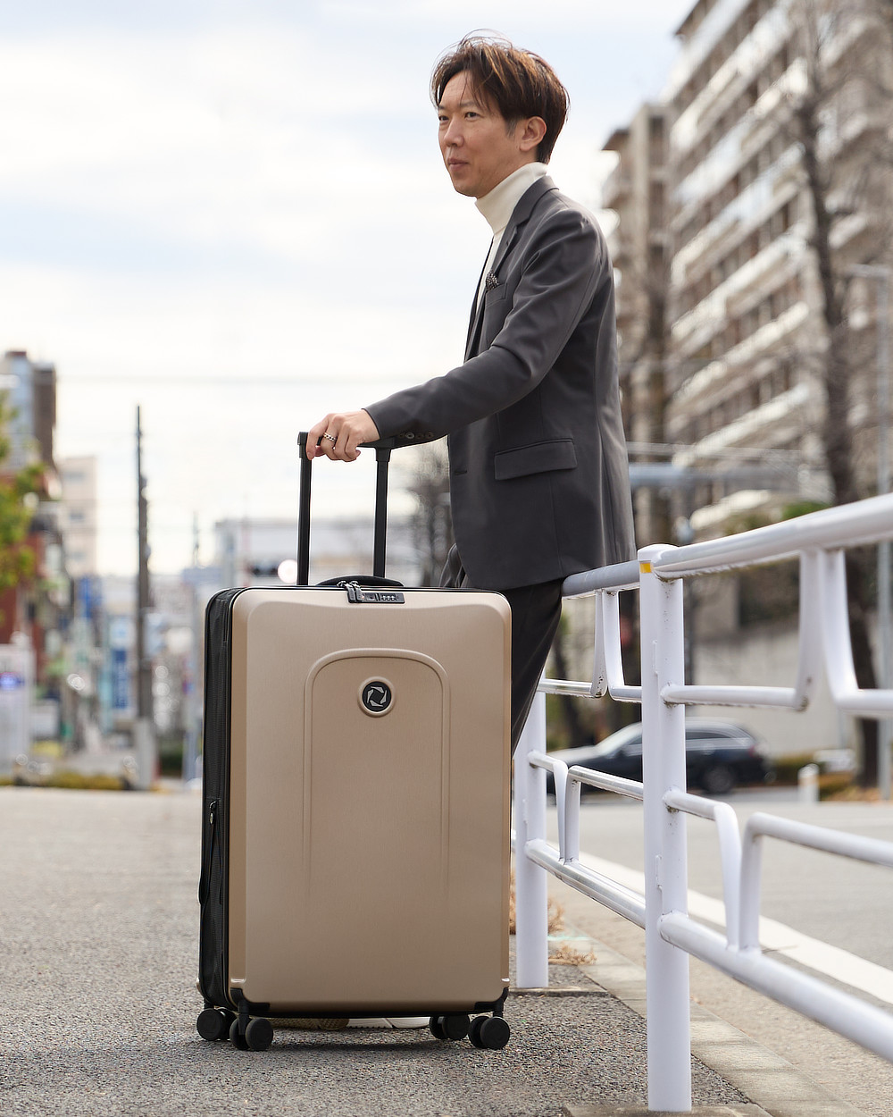 表側の前面・背面は丈夫なポリカーボネート。マチの生地部分も、内側に丈夫なフラップを立てる仕組みで安心｜空港で、観光地で、旅スタイルをスタイリッシュに。薄くたためてスリムに収納できる。スーツケース「senz°（センズ）oldaway（フォルダウェイ）」
