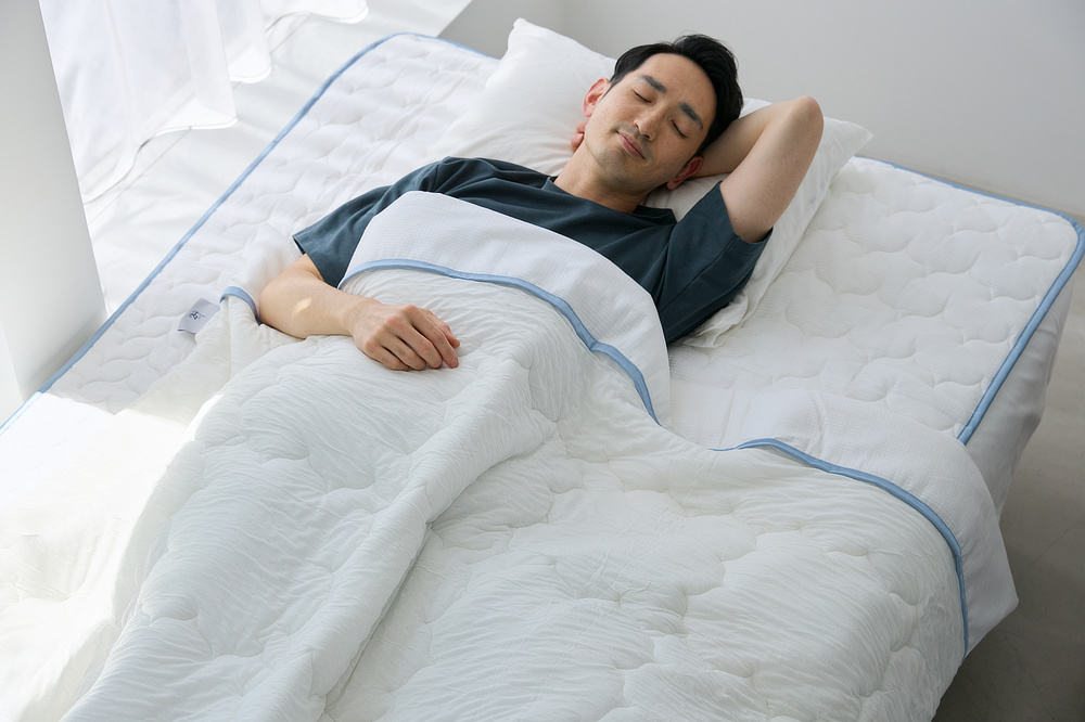 触れた瞬間、ヒヤッと冷たくて気持ちいい｜熱帯夜も、心地よい睡眠。驚くほど「しっとり冷たい」寝心地の冷感夏の掛け・敷きふとん｜The ICE 27（ザ・アイス・トウェンティーセブン）