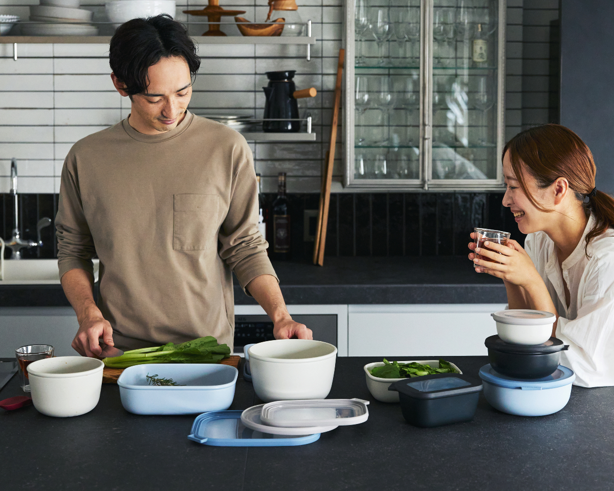 冷凍庫での保存も、電子レンジも使える。横に倒しても汁漏れしない密閉性。スープも持ち運べるマルチ保存容器|CIRQULA(サーキュラ)