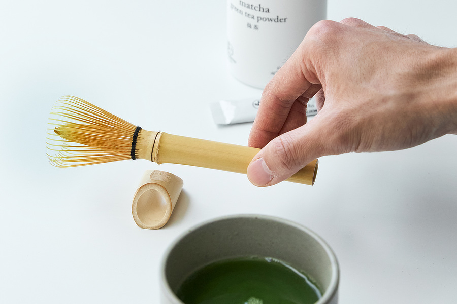 茶をたてた後に、茶筅マドラーを仮置きできる枕付き|日本(JAS)とアメリカ(USDA)の有機認証を取得。粉末状の溶かして飲むオーガニック日本茶・抹茶パウダー(グリーンティ)|NODOKA