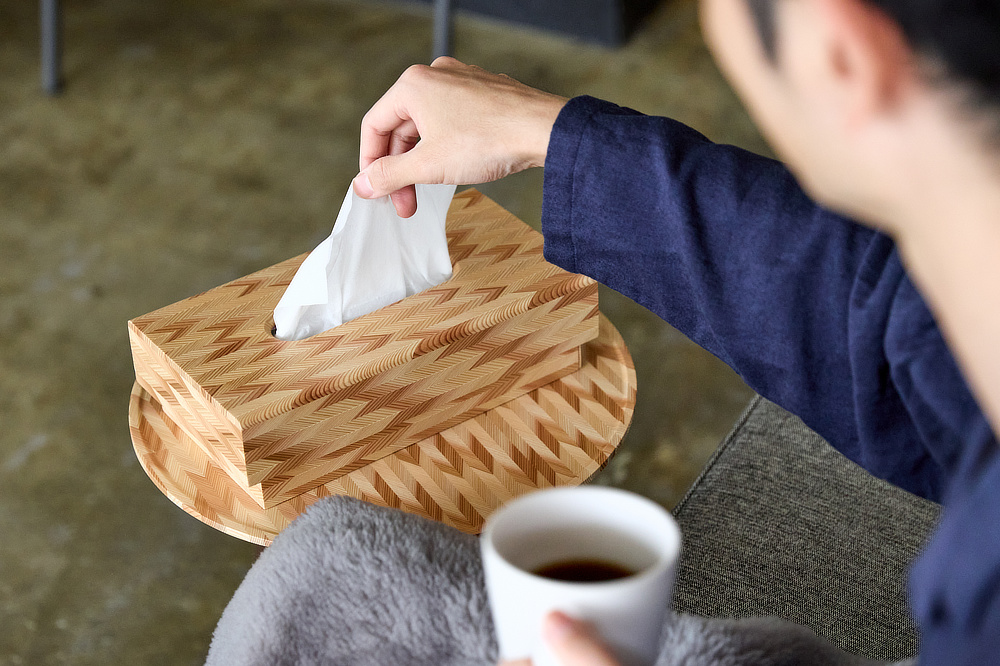 幸せを祈る『NENRIN』シリーズは、新しい暮しを始めたい人たちに人気に|日本のミマツ工芸による佐賀の杉を選び抜いて作った家具『NENRIN(年輪)』|ウォールミラー・鏡