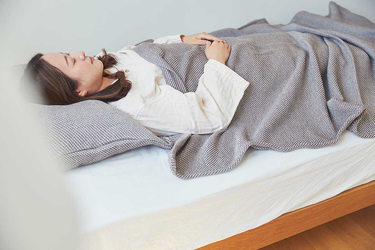 通年使えるサラッとした肌触りで心地よい。「熟睡」を追求した凹凸状のハニカム織りのハニカムケット(ワッフルケット)