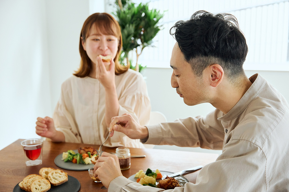 料理研究家・中医薬膳師の村岡奈弥さんのアドバイスのもと、栄養と食感にすぐれた調味料に｜どんな料理も美味しくなる。ギフトにも喜ばれる、香り高いトリュフ入りの万能調味料「サクサクしょうゆアーモンド トリュフ風味」