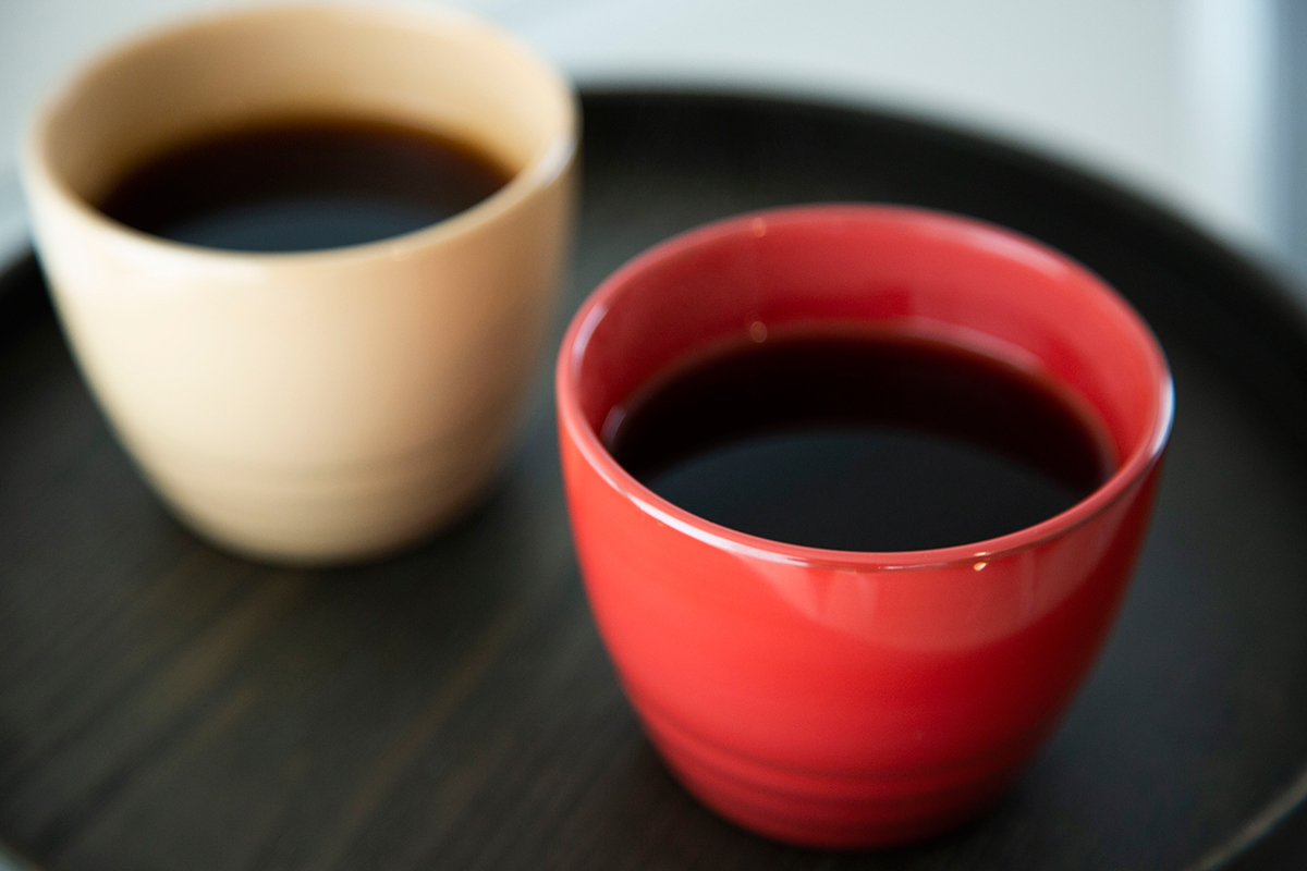 日常でガシガシ使える漆器。耐久性に優れており、適度な軽さと木の風合い、温もりを残した質感の「色漆のそば猪口」｜ 漆琳堂×MONOCO