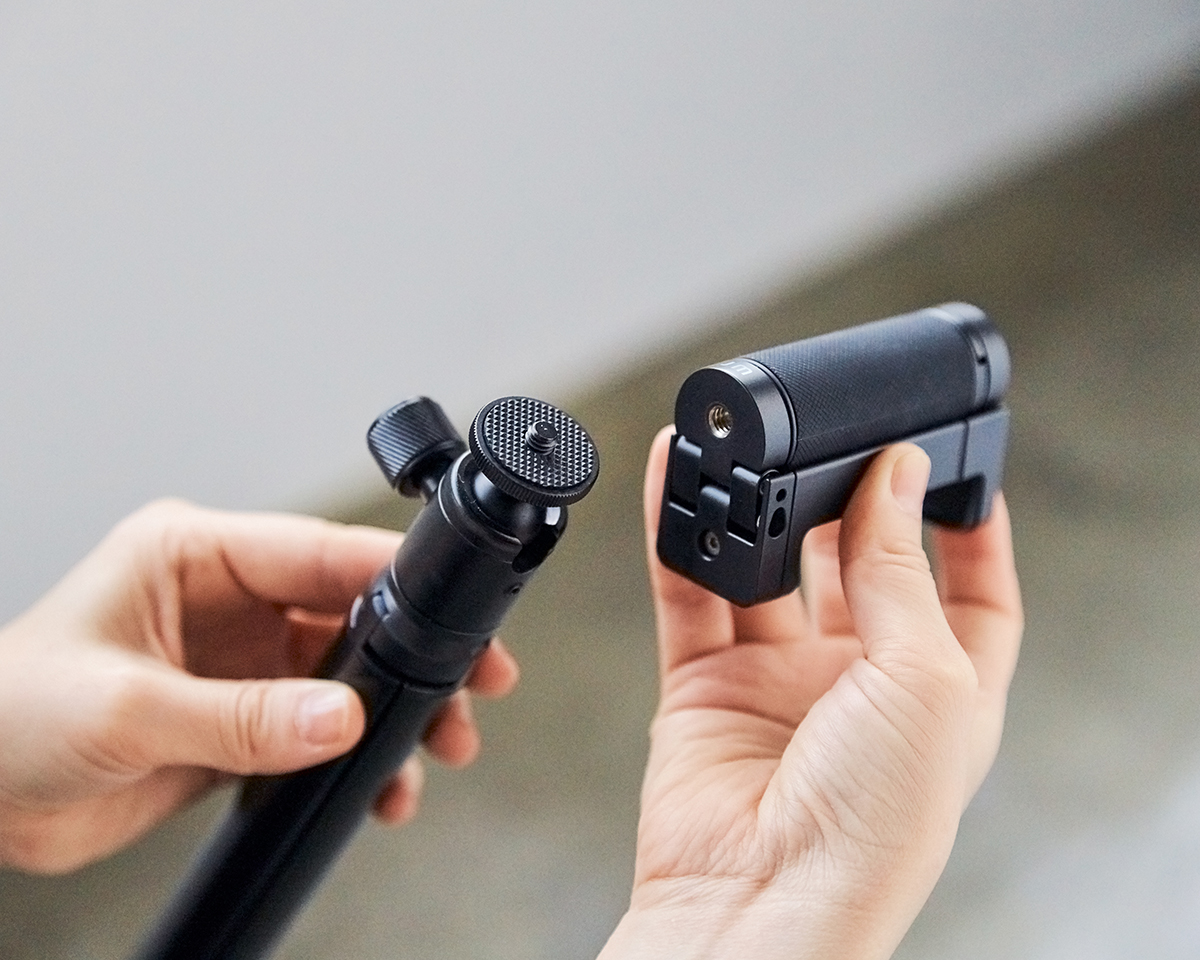 スマホ撮影に快適な操作性と安定感が備わることで、景色や被写体の動きを肉眼で捉えるゆとりが生まれます|一眼レフのような安定感、自撮り棒にもなる。マルチに使える、スマホスタンド・多機能グリップ|ShutterGrip 2(シャッターグリップ ツー)