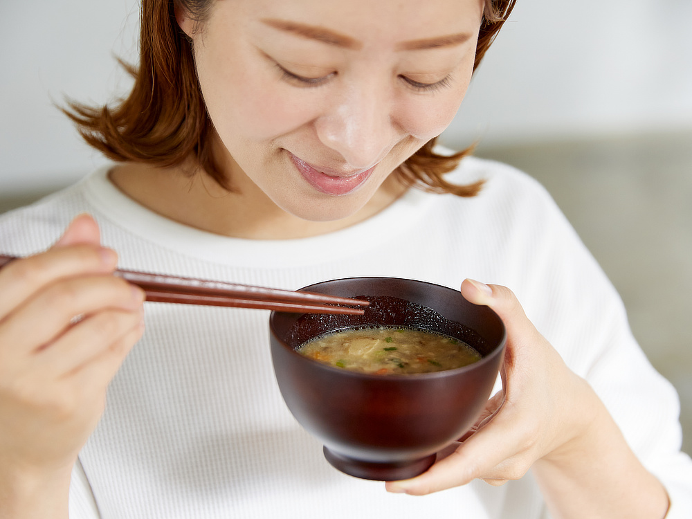 インスタントとは思えない自然な味わいが10種類。今日はどのおみそ汁にしようか、迷うのも楽しみ｜化学調味料無添加、具材と味噌を分けるこだわりフリーズドライの「しあわせいっぱいおみそ汁」味噌汁（みそしる）｜コスモス食品