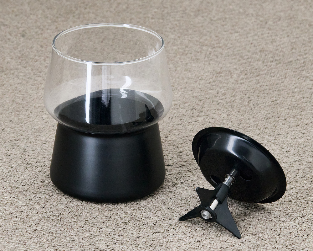 誤って燃料を周辺にこぼしても、本品を転倒させても、燃料自体には炎が燃え広がらず、大事に至らないよう考え抜かれた設計｜お家のテーブルで焚き火気分を味わえる卓上ランプ「TENDERFLAME（テンダーフレーム）」