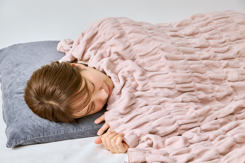 首も背中も自然と包まれ、朝まで気持ちいい温かさ|暖かさ抜群。寝返りをうっても体にフィットする、新感覚の毛布『ZEPPINハグウォーム』日本製の秋冬寝具