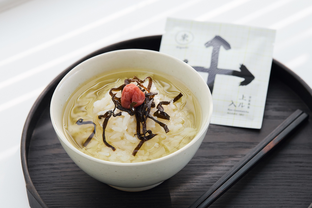 米のうまみ、甘み、香ばしさが口に広がって美味!このお茶でつくるお茶漬けもまた絶品!茶のうまみと香りで、さらさらといただけます。|備長炭でていねいに炙った、おこげが香る炒り餅をブレンドした、玄米茶の原点『京玄米茶 上ル入ル(アガルイル)』の玄米茶・日本茶|京都・宇治田原製茶場