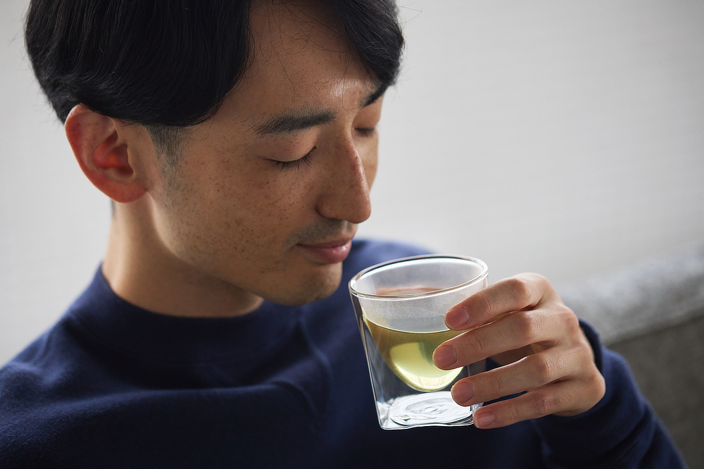 湯を注ぐそばから立ちのぼる、いい香り。まるで、焼きたてのお煎餅を口に入れたかのような、突き抜ける香ばしさ。|備長炭でていねいに炙った、おこげが香る炒り餅をブレンドした、玄米茶の原点『京玄米茶 上ル入ル(アガルイル)』の玄米茶・日本茶|京都・宇治田原製茶場