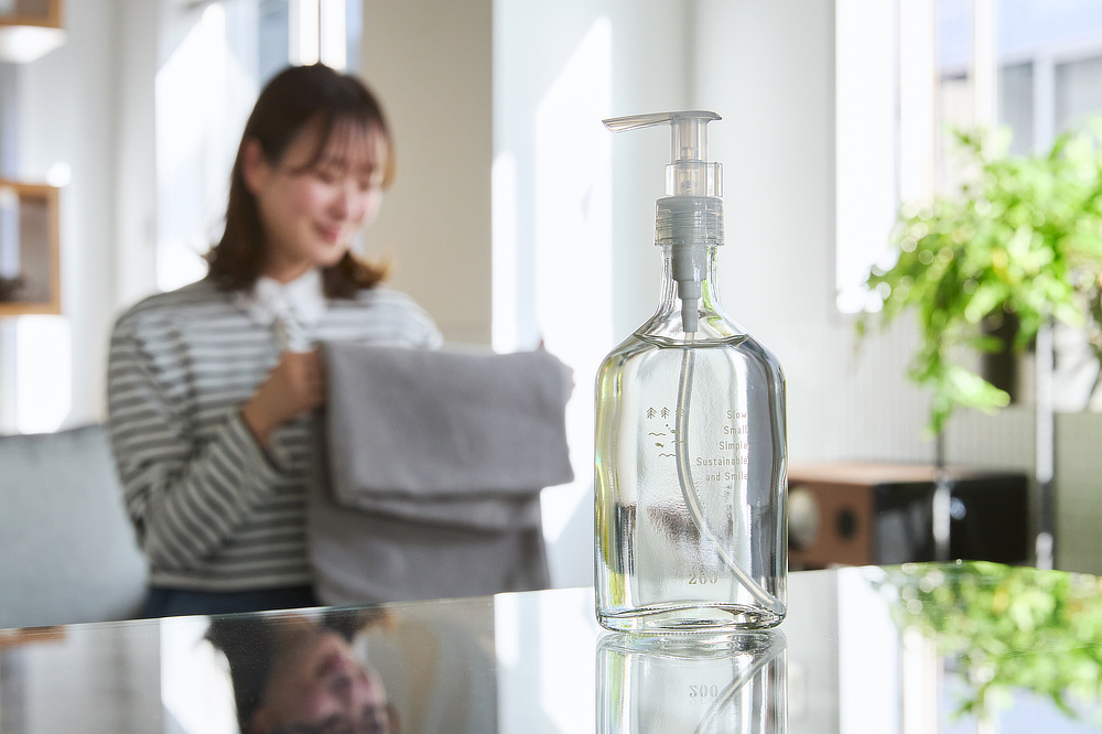 綿のシャツも、カシミヤニットも、タオルも、まとめて洗い上がって、精油の香りがほんのり。しかも、乾いた洗濯物は、肌触りふんわり。｜洗濯が驚くほどラクになるから家事の時短に！洗い分け不要・すすぎ不要のマルチ洗剤。環境に優しいエコロジーなランドリー洗剤「海へ」「森と」（がんこ本舗）