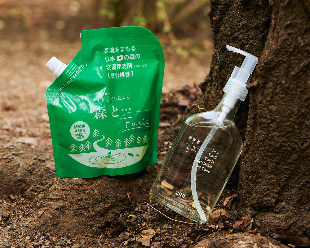 汚れを落とす界面活性剤も、汚れ再付着防止剤も、肌への刺激が少ない成分を厳選｜洗濯が驚くほどラクになるから家事の時短に！洗い分け不要・すすぎ不要のマルチ洗剤。環境に優しいエコロジーなランドリー洗剤「海へ」「森と」（がんこ本舗）