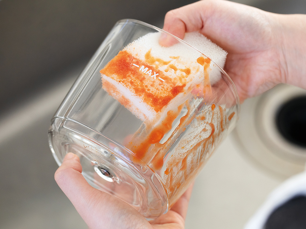 ニオイ移りや色移りしにくく、肉や魚、油ものの調理の後もぬめりが落としやすくなりました。ボタンひとつで、刻む・混ぜる・おろす・泡立てる「コードレス カプセルカッター ボンヌ」| récolte（レコルト）
