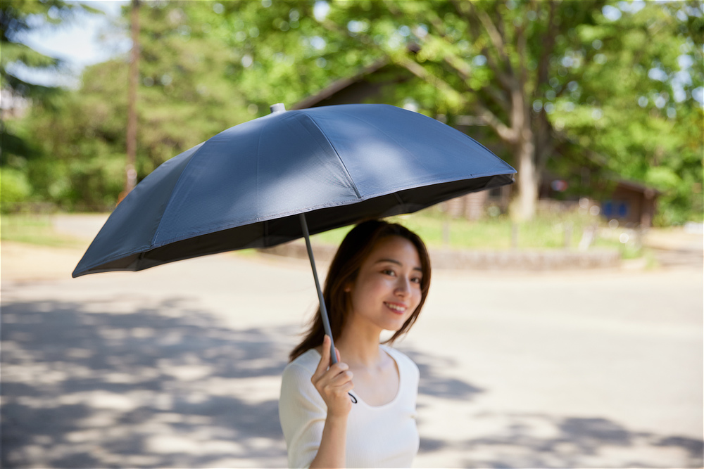 雨や日差しをしっかりブロックしつつ、視界を遮らない｜強い日差しも熱もブロックするから夏の暑熱ストレスを減らします。チタンを練り込んだ生地を使った、晴雨兼用傘『+TIC COOL SHADE（プラスチック クールシェイド）』