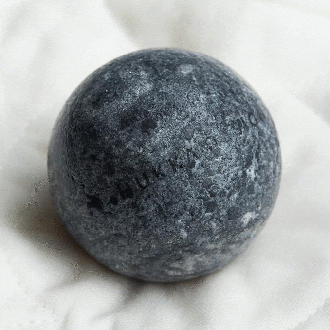中に液体や油分が染み込まないからオイルやクリームも使える｜北欧フィンランド北東部の地底から発見された、カレリアンソープストーンの「マッサージストーン」｜HUKKA DESIGIN（フッカ デザイン）