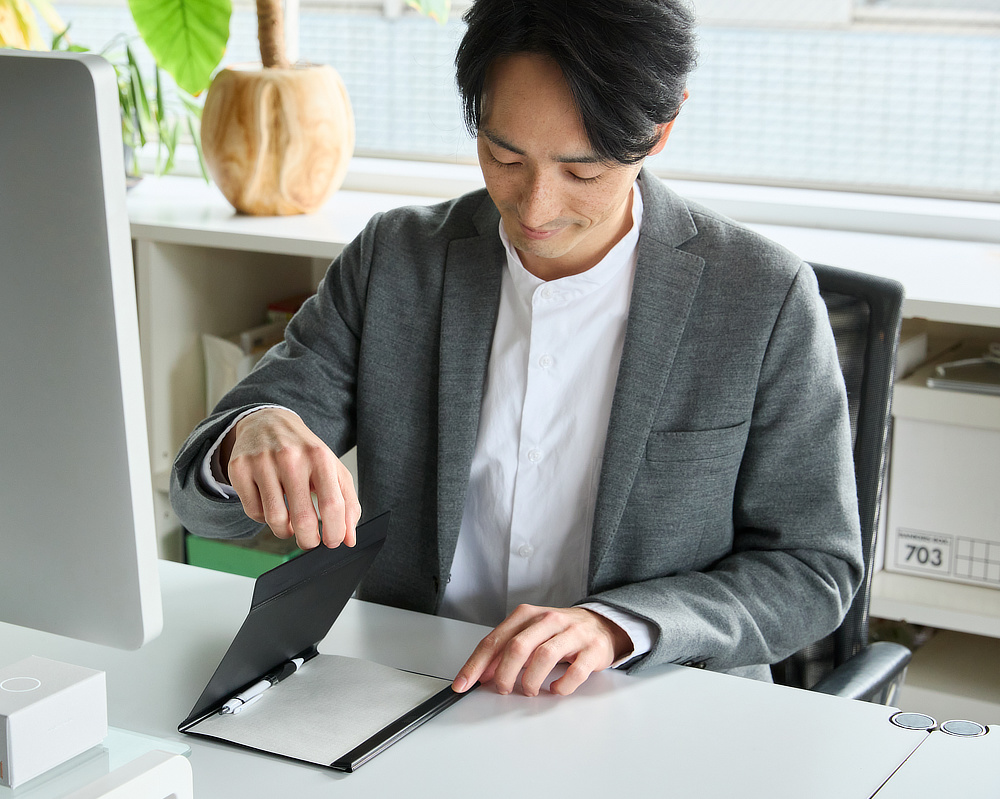すき間はありながら、カバーを閉じる磁力が効いているので、立体的なペンもホールドできる……大きいサイズの用紙も、ペンも、丸ごと包んで持ち運べます。|裏紙も、コピー用紙も、図面も、契約書も、なんでも挟むだけで、1冊のノートに。紙もペンも挟んで持ち歩けるから、どこでも書ける「クリップボード・ノート」|ペーパージャケットflex